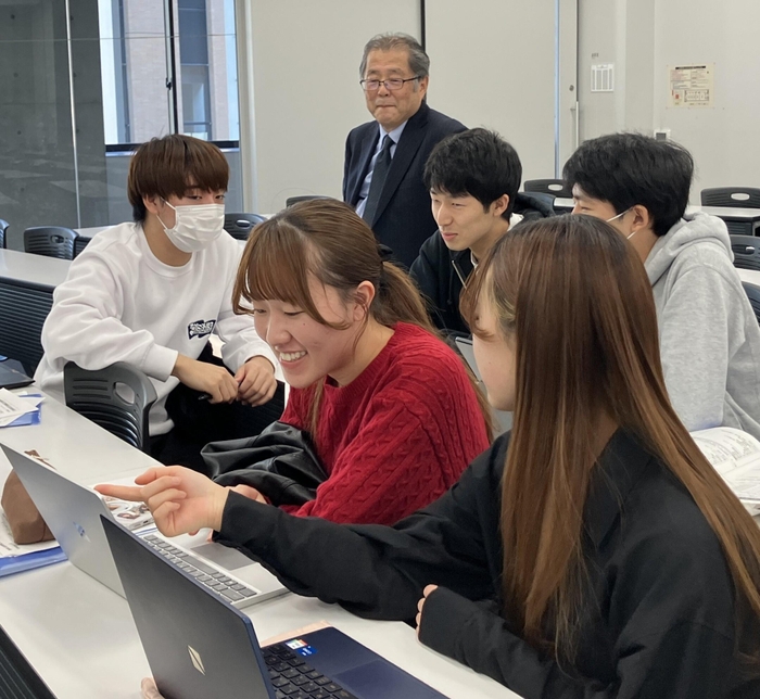 各グループの議論を見守る大野栄治教授