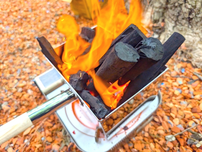 スタッフによる火起こしサービスも