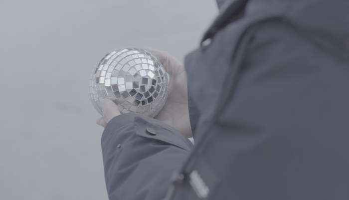 「COSMOS」を象徴するミラーボール