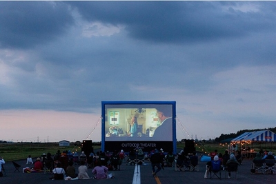 遊休スペースを活用した野外映画