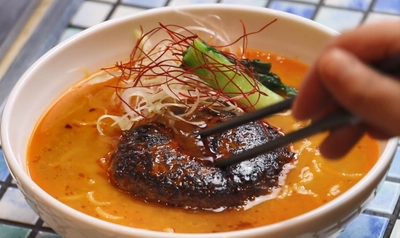 ラーメン激戦区にある本格ハンバーグレストランが 1杯で3段階の味を楽しめる「ハンバーグ担々麺」を考案　 7月13日(月)より期間限定で販売