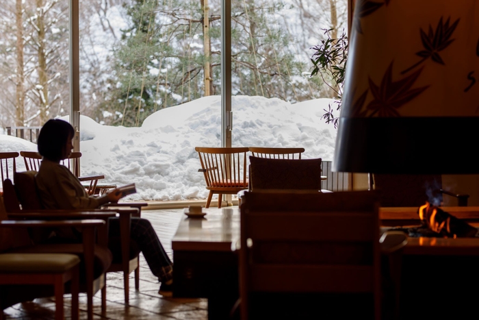 雪景色が広がり暖炉を囲みながらくつろげるSalonには、ゆったりとした時間が流れます