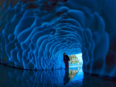 雪のトンネルという非日常体験を