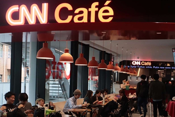 昼食時に混雑するCNN Café
