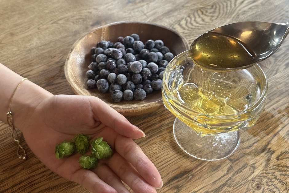 工学院大学みつばちプロジェクトのハチミツ、明星大学の学生が育成したホップ、地元産ブルーベリーを使用