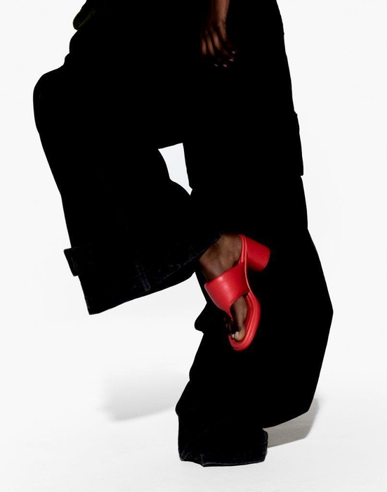 ECCOとナターシャ ラムゼイ・レヴィの限定サンダルコレクション