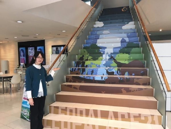 階段デザインアート「city」を制作した近畿大学　正木果琳さん