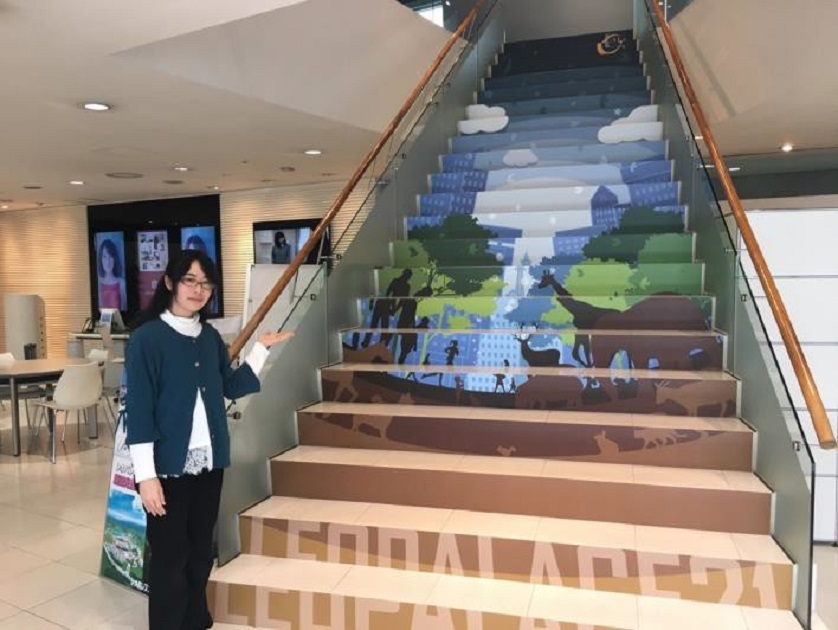 階段デザインアート「city」を制作した近畿大学　正木果琳さん