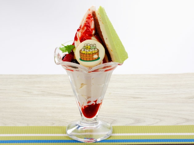 コラボ(2)　ピスタチオケーキとベリーパンナコッタのパフェ　830円(税抜)