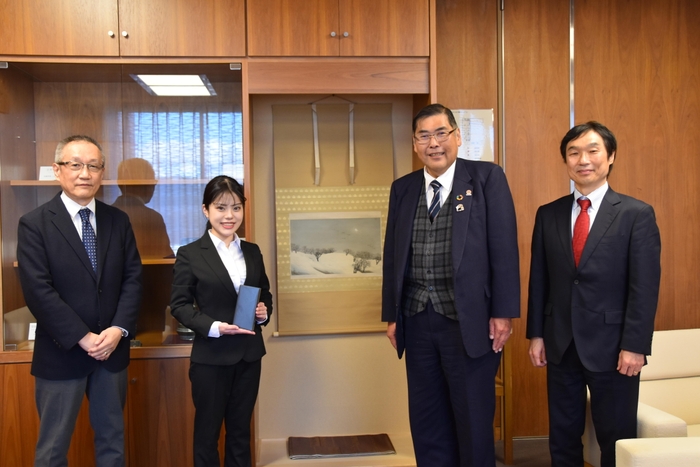 （左から）山田浩貴准教授、水谷優里さん、小原章裕学長、勝浦正樹学部長