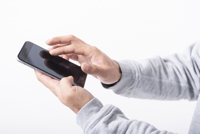 スマートフォンを操作するイメージ画像