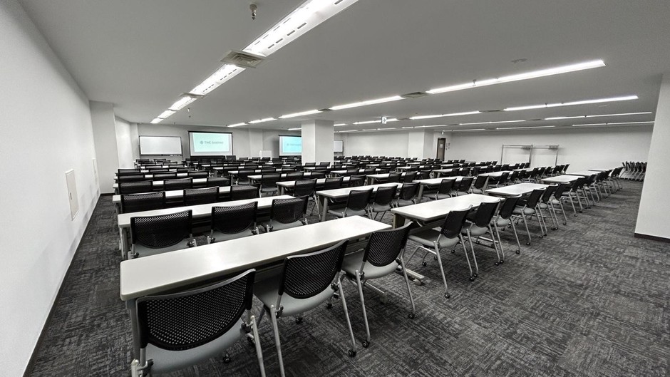 297.48㎡のワンフロアにスクール形式で最大174名