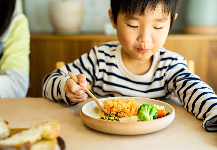 一人で食べ始めた子どもにぴったり、すくいやすいお皿
