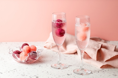 スパークリングに合わせて華やかに！ぷかぷか浮かぶ「ジャム氷」