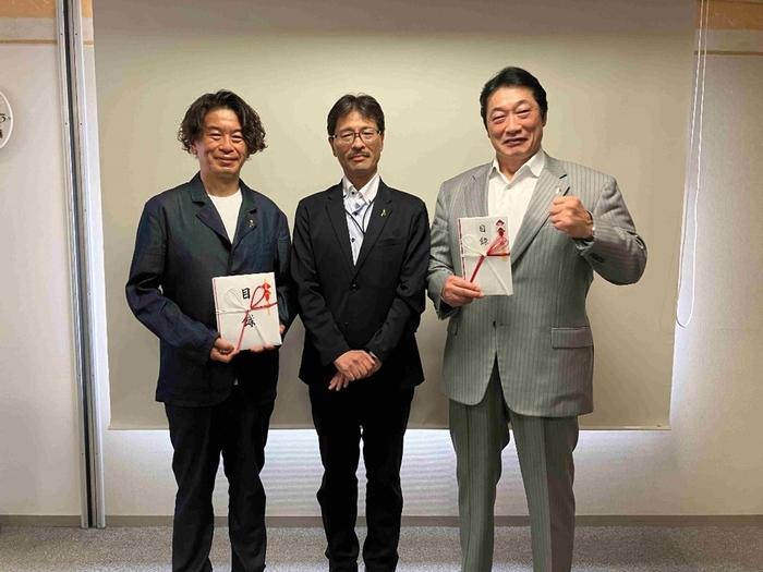 写真 右から小橋建太氏、泉事務次長 、当社・営業本部長 兼 FC事業統括部長 執行役員 松沢一輝