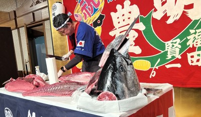 迫力満点のマグロ解体ショー(2026年1月撮影)