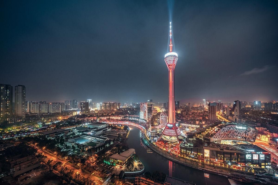 経済成長が著しい四川省の首都・成都市。大型商業施設や金融機関、ハイテク産業関連企業などが集まる