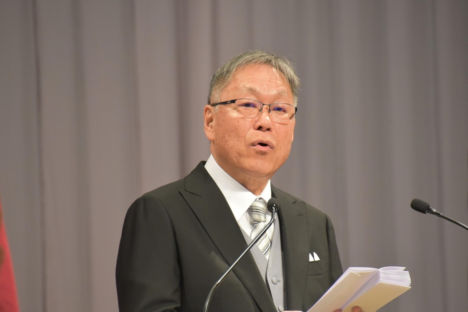 告辞を述べる野口学長