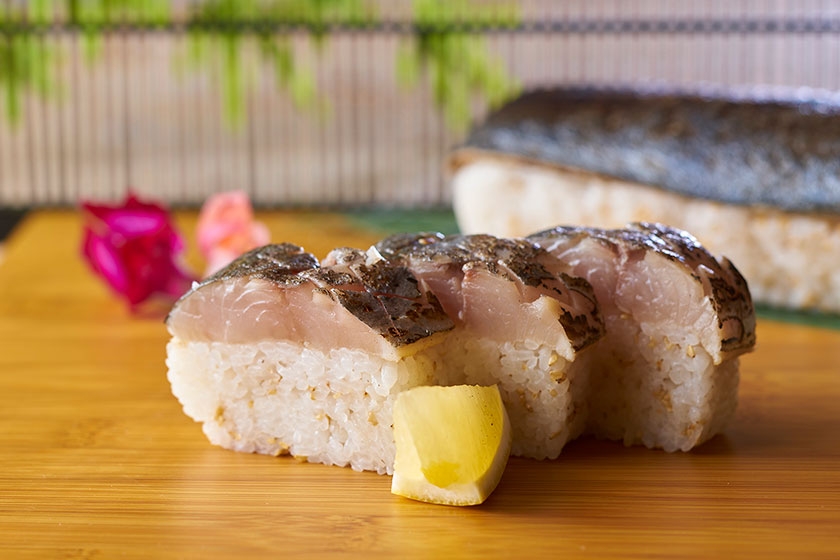 人気メニュー、焼き鯖棒寿司。シャリにまぶされた胡麻の食感がアクセント。(あわら提供メニュー)
