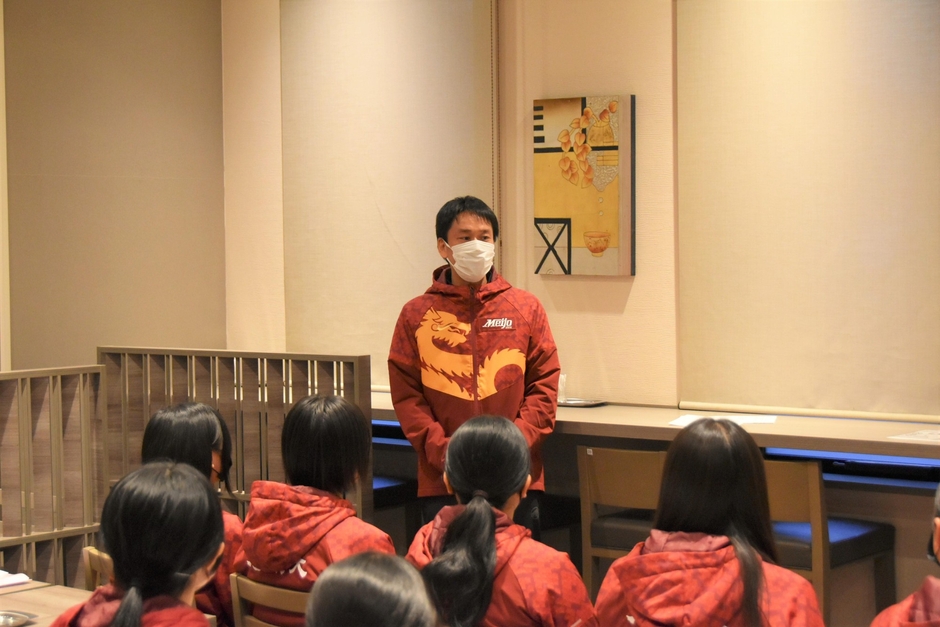 挨拶する矢嶋部長