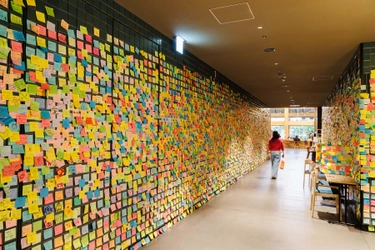 エースホテル京都、「サブウェイセラピー」で集まった 思いや願いを綴った約3万枚以上のカラフルな付箋を 「六角堂頂法寺」にてご祈祷