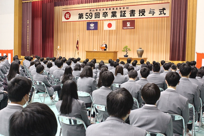 フェル学長のスピーチに聞き入る卒業生たち