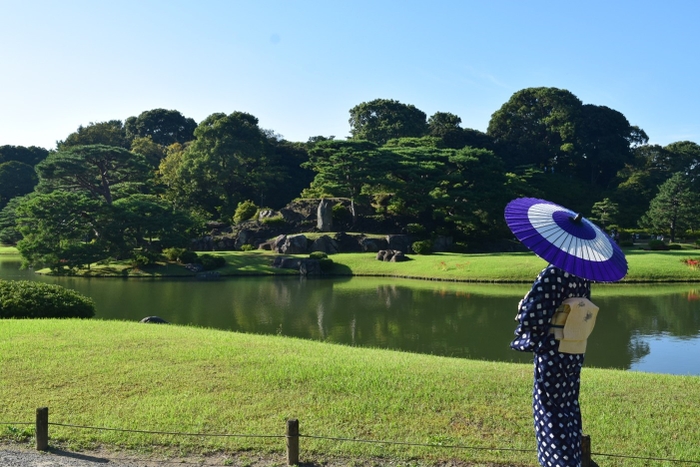 和傘を差した来園者（昨年の六義園の様子）