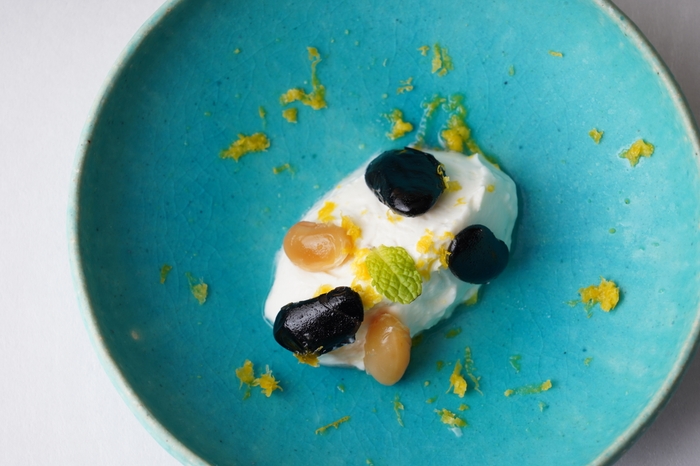 「お豆とヨーグルトのシャンティー オレンジ風味」単品880円、緑茶のセット1,265円