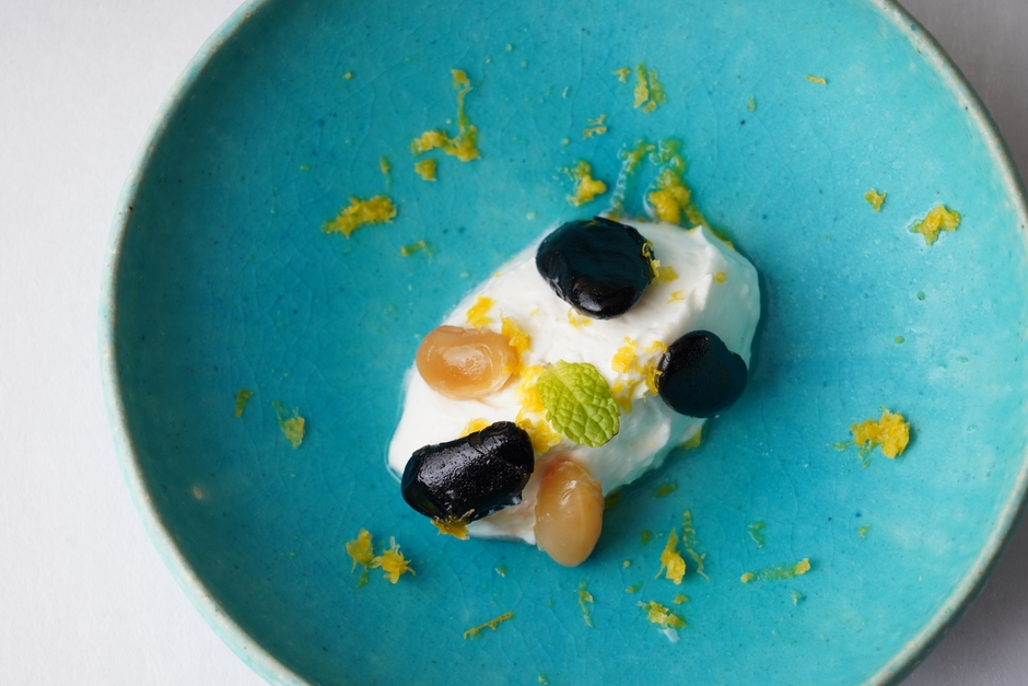 「お豆とヨーグルトのシャンティー オレンジ風味」単品880円、緑茶のセット1,265円