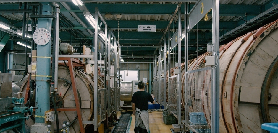 太閤染革　整然となめしのドラムが並ぶ