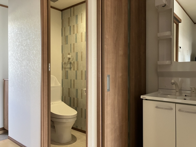 独立洗面台を備えた、バス・トイレ別の使い勝手のよい居室