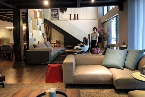 Leather House 内観 1