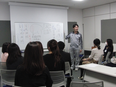 会社での涙活セミナーの様子