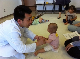 誰にも頼れない「孤育て」、うつ症状や虐待につながるケースも　 子供を見てくれる鍼灸整骨院が子育てに悩むママに人気