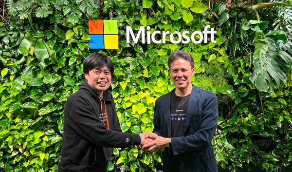 (写真左から) 株式会社wevnal 執行役員CTO 鈴木、日本マイクロソフト株式会社 執行役員 常務 コーポレートソリューション事業本部長 小林氏