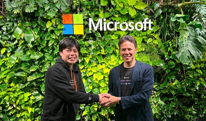 (写真左から) 株式会社wevnal 執行役員CTO 鈴木、日本マイクロソフト株式会社 執行役員 常務 コーポレートソリューション事業本部長 小林氏