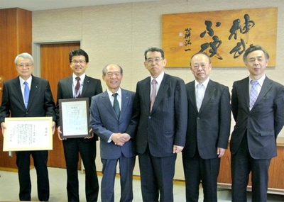 贈呈式にて 富山大附属病院 塚田一博病院長(中央右)、近畿大 塩﨑均学長(中央左)