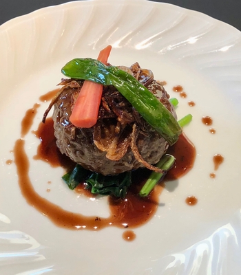 あしきた牛のハンバーグサラダ玉ねぎのフリット添え(八代)