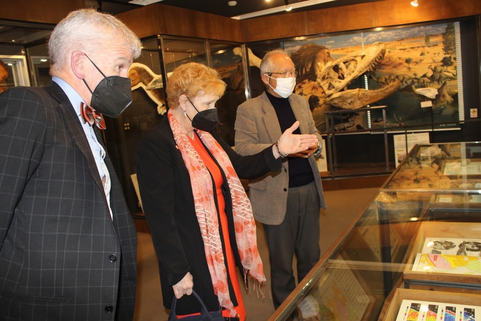 恐竜学博物館で石垣館長(右)の説明を受けるフェル学長(中央)