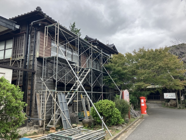 足場のかかった旧館建物