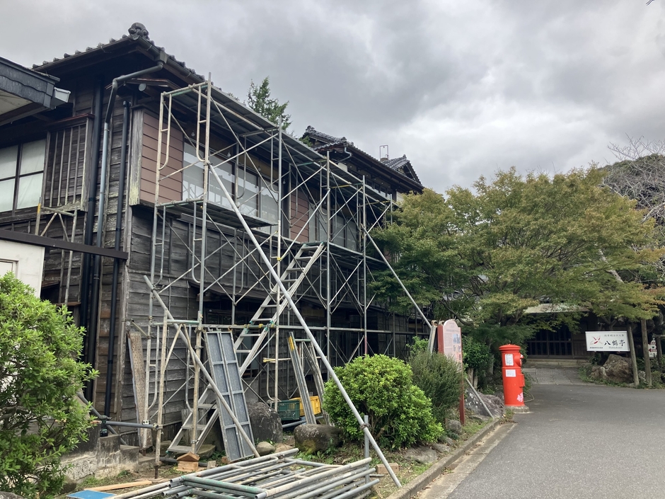 足場のかかった旧館建物