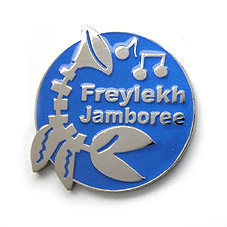 喇叭商会 様「Freylekh Jamboreeピンバッチ」