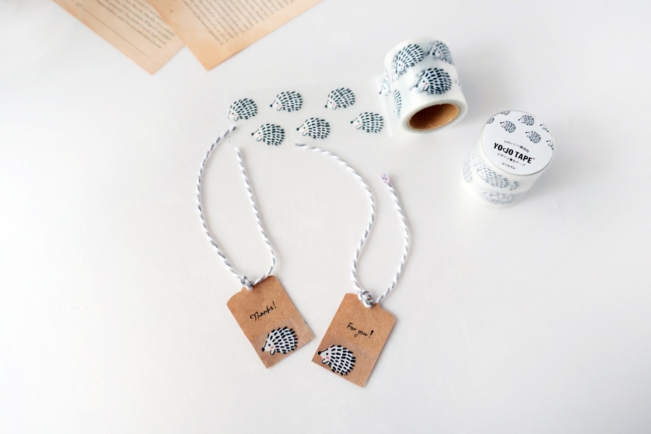 クリアなテープの「はりねずみ」。貼る場所の色でイメージが変わるのが楽しい。