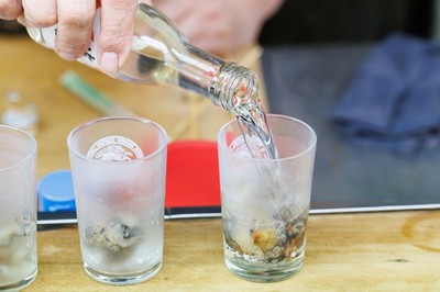 牡蠣酒(熱燗注ぐ)