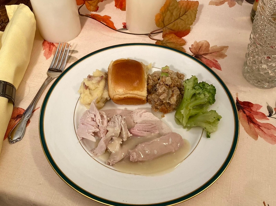 感謝祭では伝統的なターキー料理をご馳走になりました。クランベリーソースやグレービーソースをつけて食べました