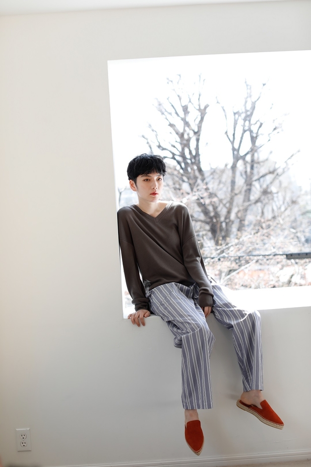 洗える天然素材絹100％で編み上げたVネックニット￥39,600＊9月発売、パンツ￥25,300、スリッパ￥17,600(全て税込)