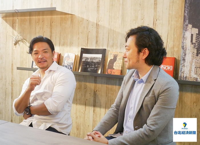 タレント夢多と秋山の対談の様子2