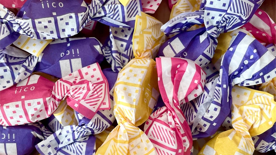 給餌の目安にもなる、小さなキャンディ包み。