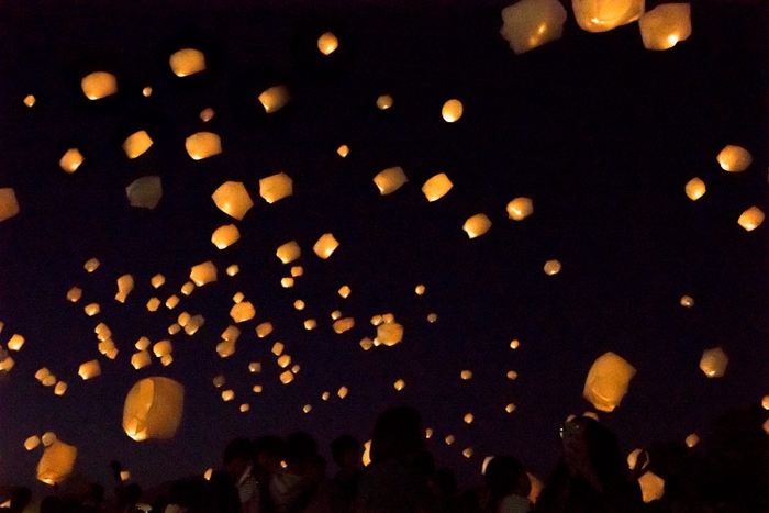 夜空を彩るLEDスカイランタン