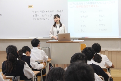 授業で生徒たちに問いかける石井さん(三田学園中学・高校で)